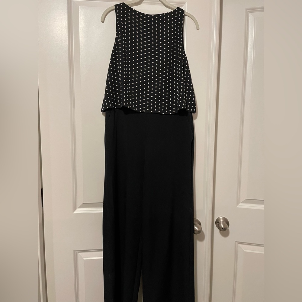 Black and white dress jumpsuit. Size: 4. One piece dress outfit.